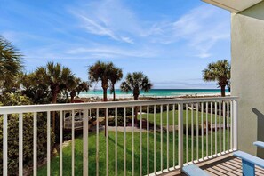 Property grounds - Comfortable and cozy beachfront condo w/ shared amenities (Fort Walton Beach)