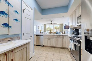 Fridge, microwave, oven, stovetop - Comfortable and cozy beachfront condo w/ shared amenities (Fort Walton Beach)