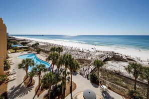 Un complexe hôtelier doté d’une piscine, d’un accès à la plage et d’une jetée.