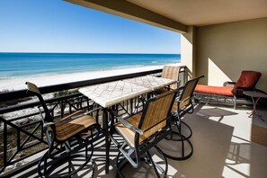Outdoor dining - Gulf-view condo with beachfront access, pool, hot tub, gym, AC, & washer&dryer (Fort Walton Beach)