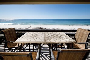 Outdoor dining - Gulf-view condo with beachfront access, pool, hot tub, gym, AC, & washer&dryer (Fort Walton Beach)