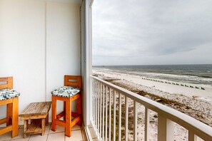 Property grounds - Gulf Dunes 513 - Vibrant Waterfront Condo, Short Drive to Plenty of Tasty Dining Spots (Fort Walton Beach)