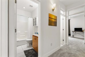 Shower, hair dryer, towels - Hip & vibrant townhome near downtown with private patio, grill, AC, and WiFi (Pensacola)