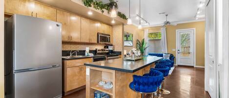 Microondas, horno, parrilla de estufa y lavavajillas