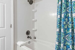 Shower, towels - Cozy coastal condo with shared pool, beach access, Wifi, Washer and Dryer (Fort Walton Beach)