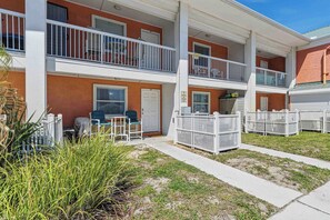 Terrace/patio - Cozy coastal condo with shared pool, beach access, Wifi, Washer and Dryer (Fort Walton Beach)