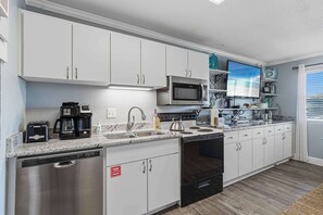 Fridge, microwave, oven, stovetop - Cozy coastal condo with shared pool, beach access, Wifi, Washer and Dryer (Fort Walton Beach)