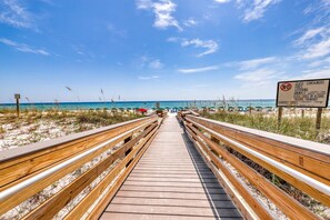 On the beach - Inviting 4th Floor Condo On Okaloosa Island Gulf-Front Views Shared pool (Fort Walton Beach)