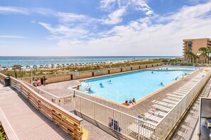 Pool - Inviting 4th Floor Condo On Okaloosa Island Gulf-Front Views Shared pool (Fort Walton Beach)