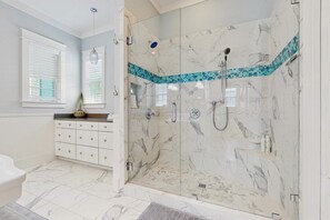 Shower, hair dryer, towels - Scenic beachside retreat with abundant space and smooth access to the shore (Santa Rosa Beach)