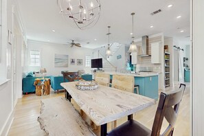 Dining - Scenic beachside retreat with abundant space and smooth access to the shore (Santa Rosa Beach)