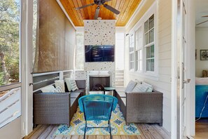 TV, video games, offices - Scenic beachside retreat with abundant space and smooth access to the shore (Santa Rosa Beach)