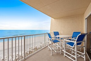Outdoor dining - Welcoming Fourth-floor Condo with outdoor Pool & Tennis (Miramar Beach)