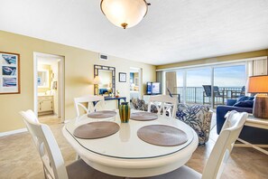 Dining - Welcoming Fourth-floor Condo with outdoor Pool & Tennis (Miramar Beach)