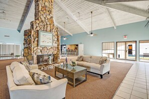Interior - Beachfront ground-floor condo with beach & Gulf views, outdoor pool & tennis (Miramar Beach)