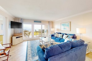 TV, DVD player, offices - Beachfront ground-floor condo with beach & Gulf views, outdoor pool & tennis (Miramar Beach)