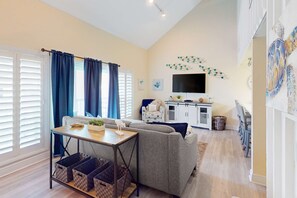 TV, offices - Waterfront condo in Pensacola Beach with breathtaking balcony views, W/D & AC (Pensacola Beach)