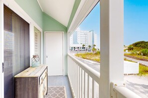 Property grounds - Waterfront condo in Pensacola Beach with breathtaking balcony views, W/D & AC (Pensacola Beach)