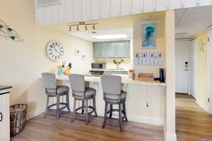 Fridge, microwave, oven, stovetop - Waterfront condo in Pensacola Beach with breathtaking balcony views, W/D & AC (Pensacola Beach)