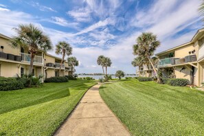 Property grounds - Waterfront condo in Pensacola Beach with breathtaking balcony views, W/D & AC (Pensacola Beach)