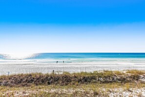 Beach nearby - Condo with beach access, resort pools & relaxing balcony (Miramar Beach)
