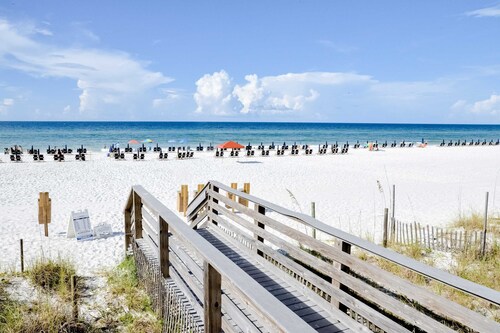 Bright & cozy coastal condo with shared pools, hot tubs, fast WiFi & central AC