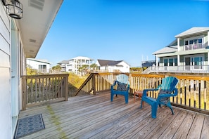 Terrace/patio - Welcoming stay near the beach with a large deck, washer/dryer, and central AC (Pensacola Beach)