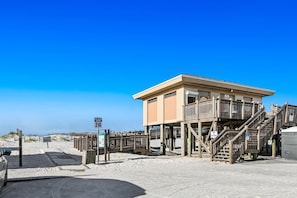 Exterior - Welcoming stay near the beach with a large deck, washer/dryer, and central AC (Pensacola Beach)