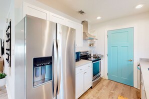 Fridge, microwave, oven, stovetop - Welcoming stay near the beach with a large deck, washer/dryer, and central AC (Pensacola Beach)