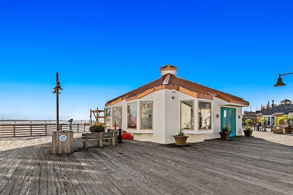 Exterior - Welcoming stay near the beach with a large deck, washer/dryer, and central AC (Pensacola Beach)