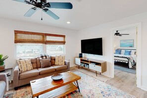 TV, offices - Welcoming stay near the beach with a large deck, washer/dryer, and central AC (Pensacola Beach)