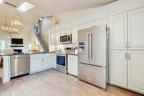 Fridge, microwave, oven, stovetop - Perfectly located home, open layout, smart TVs, W&D, & pools (Miramar Beach)