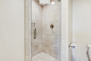 Dusche, Haartrockner, Handtücher