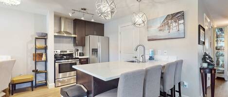 Refrigerador, microondas, horno y parrilla de estufa