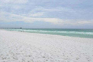 On the beach - Luxury condo with on-site pools and a convenient central location (Fort Walton Beach)