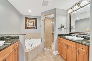 Shower, towels - Luxury condo with on-site pools and a convenient central location (Fort Walton Beach)