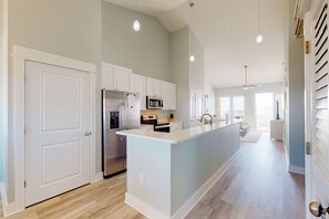 Fridge, microwave, oven, stovetop - Dazzling condo near the ocean with private W/D, jetted tub, shared pool, & grill (Mexico Beach)