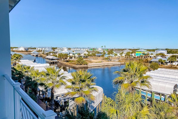 Property grounds - Dazzling condo near the ocean with private W/D, jetted tub, shared pool, & grill (Mexico Beach)