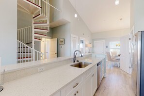 Interior - Dazzling condo near the ocean with private W/D, jetted tub, shared pool, & grill (Mexico Beach)