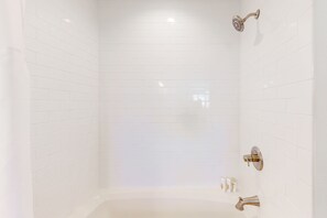 Een douche, een haardroger, handdoeken