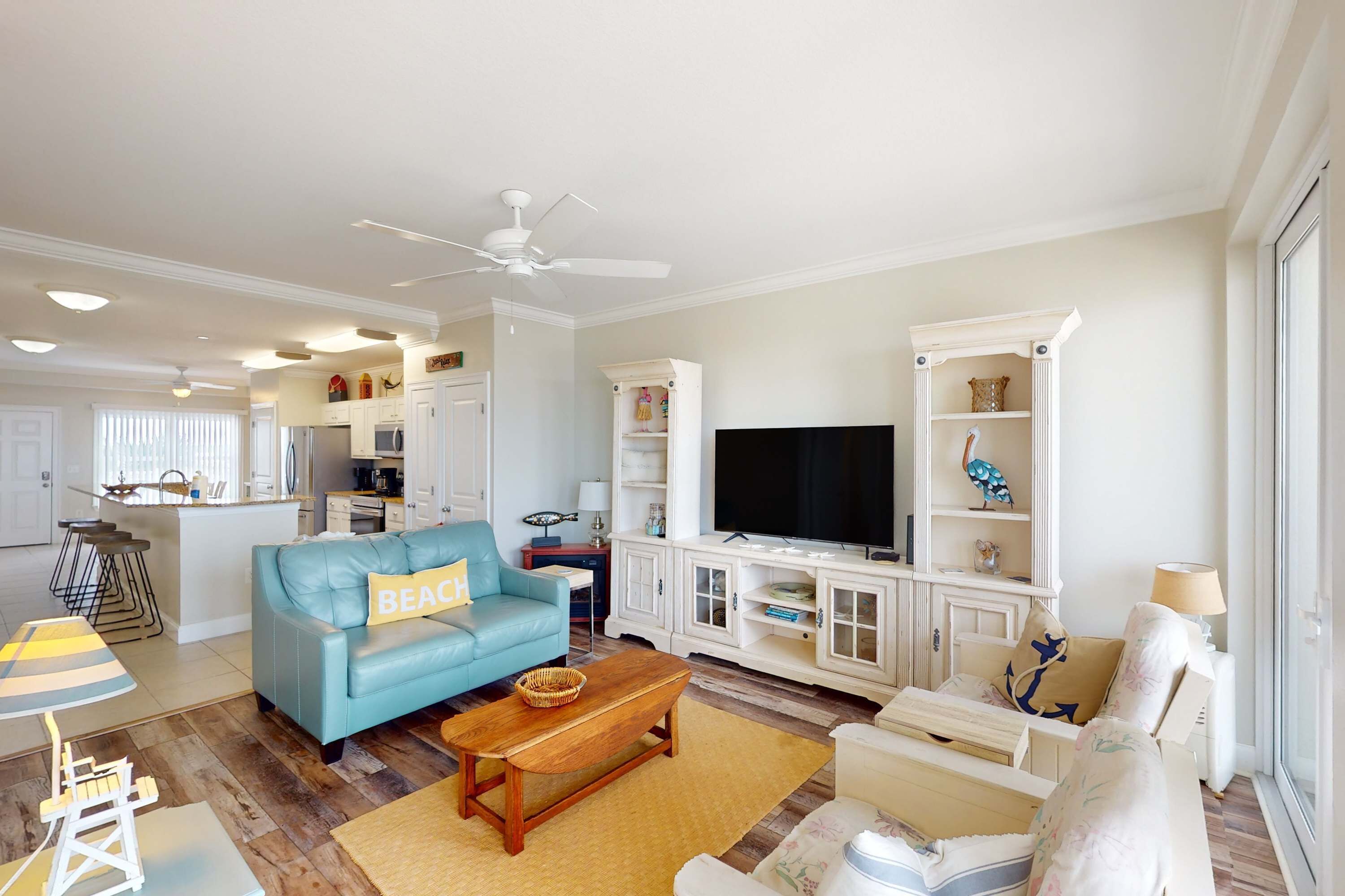 Televisión, chimenea y oficina 