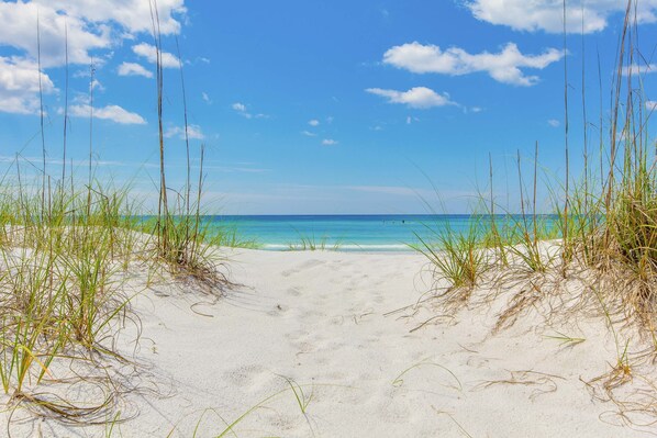 Beach nearby - Breezy, 1st-floor resort condo with balcony, AC, pools, tennis, & golf (Miramar Beach)