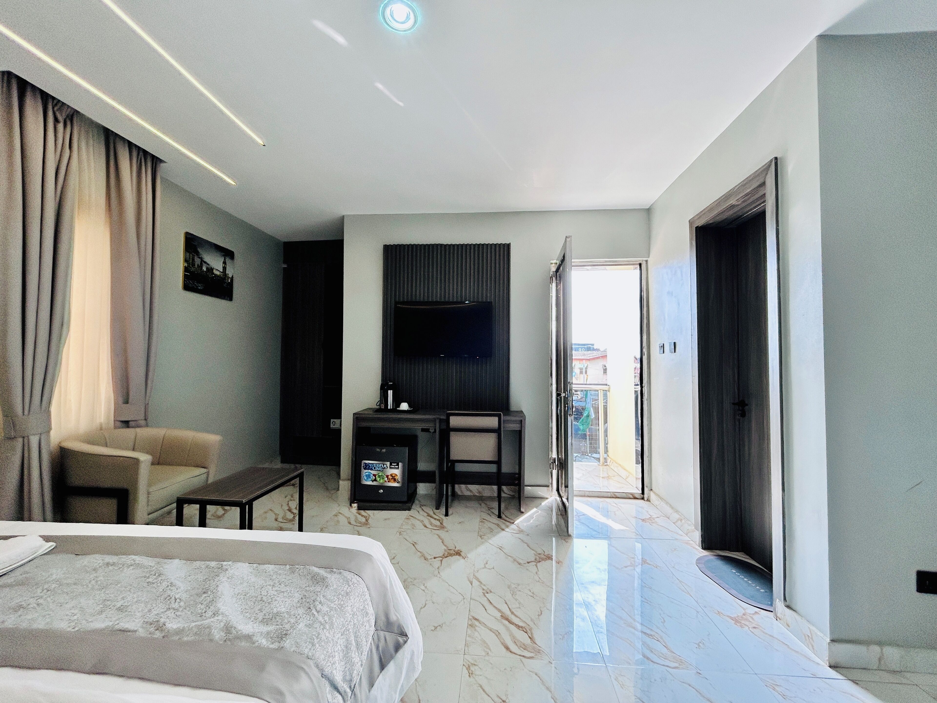 Zimmer, Balkon, Stadtblick