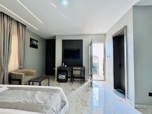 Zimmer, Balkon, Stadtblick