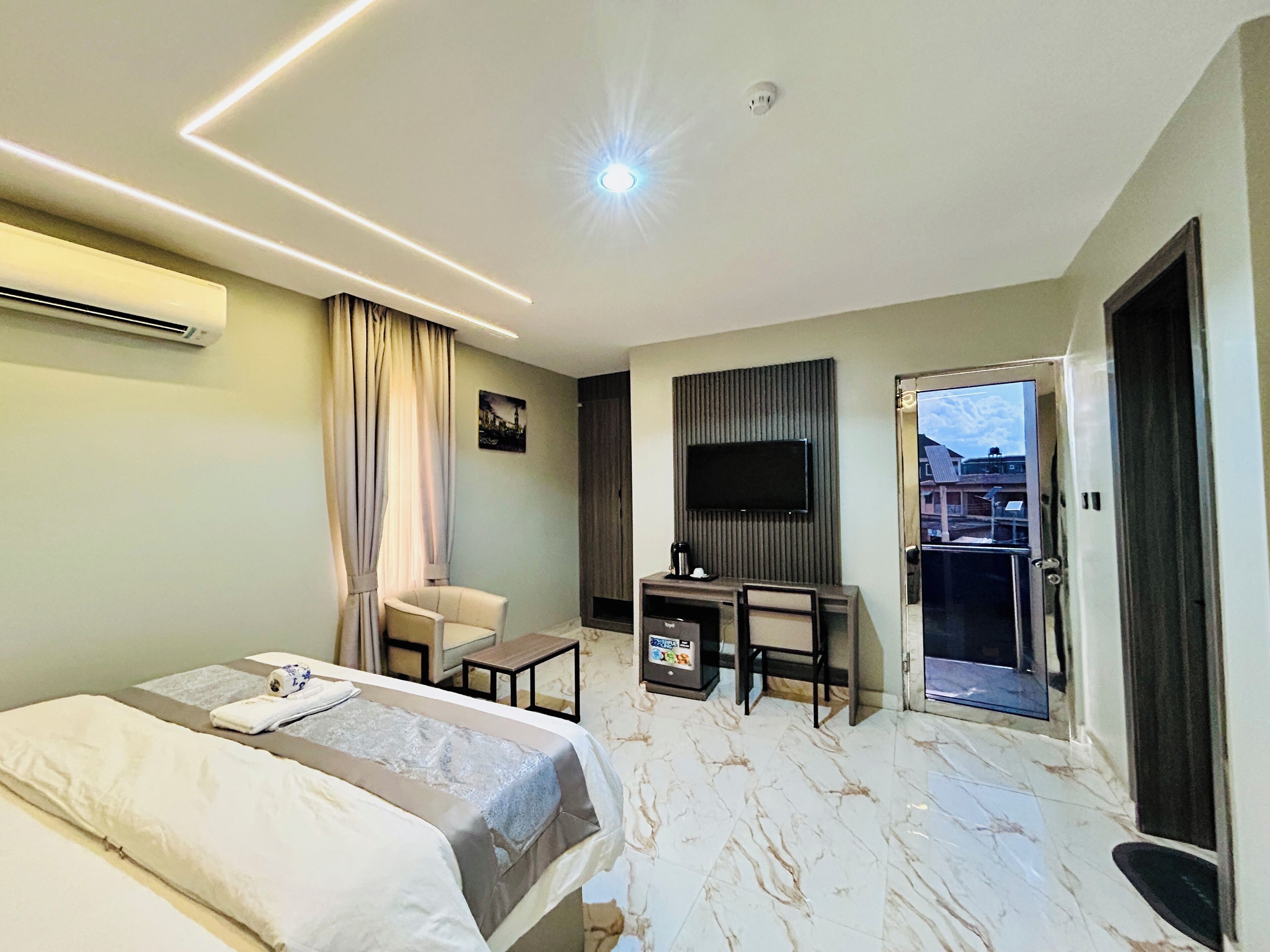 Huone, parveke, kaupunkinäköala | Työpöytä, kannettavalle tietokoneelle sopiva työtila, ilmainen Wi-Fi