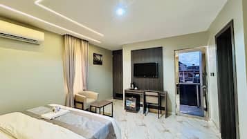 Habitación, balcón, vistas a la ciudad | Escritorio, espacio para trabajar con un portátil, wifi gratis