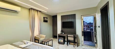 Huone, parveke, kaupunkinäköala | Työpöytä, kannettavalle tietokoneelle sopiva työtila, ilmainen Wi-Fi