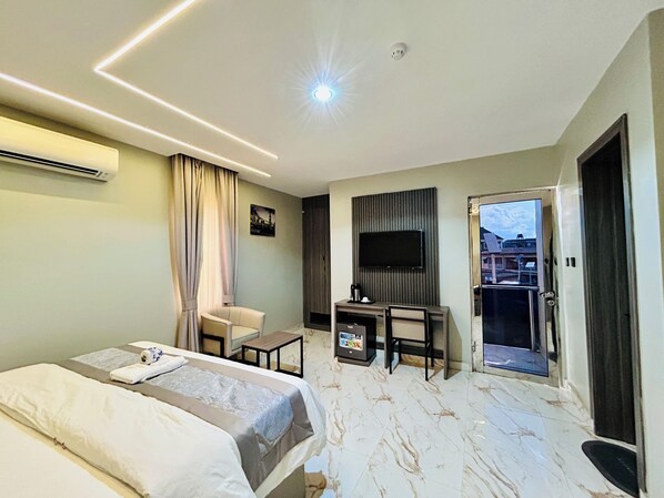 Huone, parveke, kaupunkinäköala | Työpöytä, kannettavalle tietokoneelle sopiva työtila, ilmainen Wi-Fi