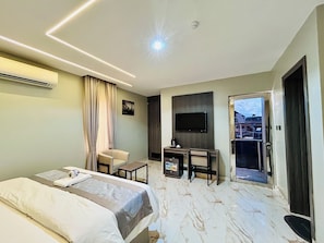 Zimmer, Balkon, Stadtblick