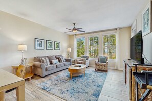 TV, DVD player - Spacious condo with bay views, renovated pool, hot tub, & beach access (Miramar Beach)